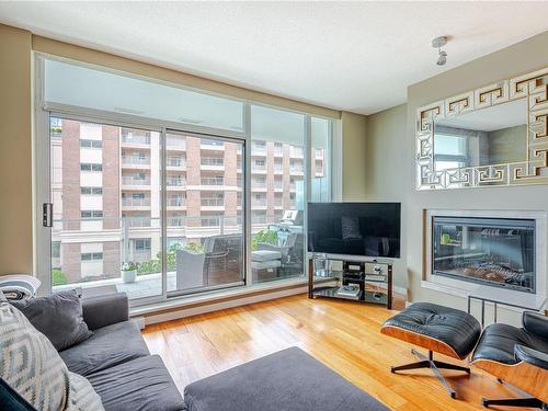 304-68 Songhees Rd, Victoria, BC - Indoor Photo Showing Living Room With Fireplace