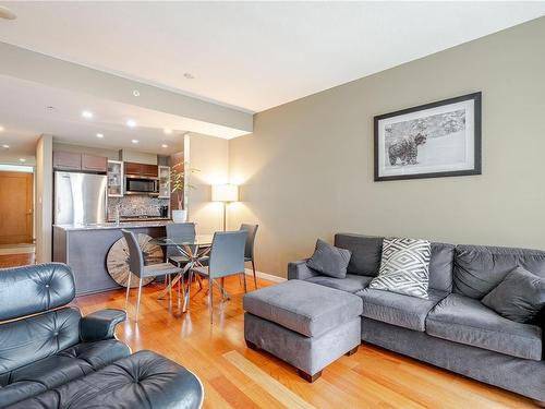 304-68 Songhees Rd, Victoria, BC - Indoor Photo Showing Living Room