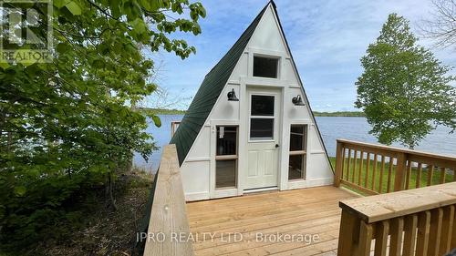 35 Hillcrest Avenue, Kawartha Lakes, ON - Outdoor With Body Of Water