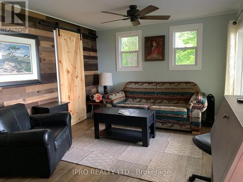 35 Hillcrest Avenue, Kawartha Lakes, ON - Indoor Photo Showing Living Room