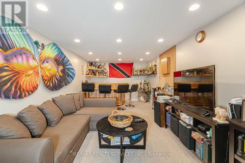 16 Montrose Place, Brampton, ON - Indoor Photo Showing Living Room