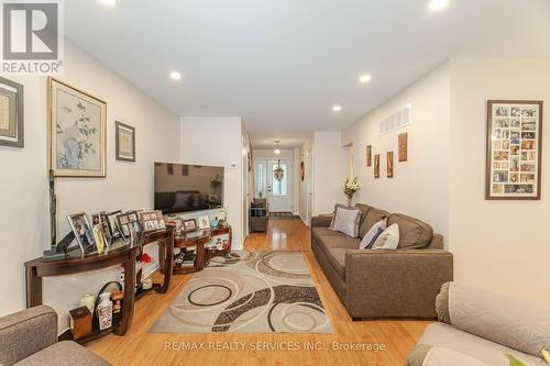 16 Montrose Place, Brampton, ON - Indoor Photo Showing Living Room