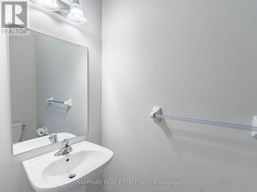 215 Provident Way, Hamilton, ON - Indoor Photo Showing Bathroom