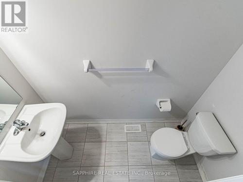 215 Provident Way, Hamilton, ON - Indoor Photo Showing Bathroom