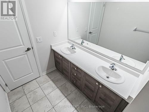 215 Provident Way, Hamilton, ON - Indoor Photo Showing Bathroom