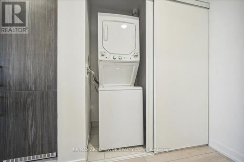 610 - 500 Dupont Street, Toronto, ON - Indoor Photo Showing Laundry Room