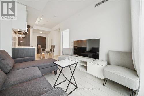 610 - 500 Dupont Street, Toronto, ON - Indoor Photo Showing Living Room