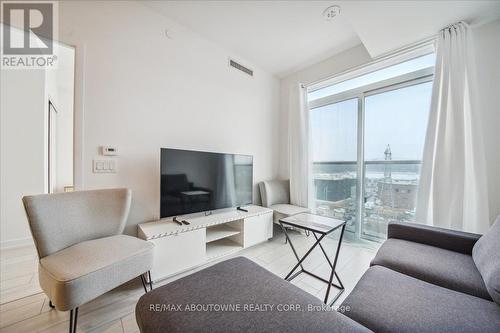 610 - 500 Dupont Street, Toronto, ON - Indoor Photo Showing Living Room