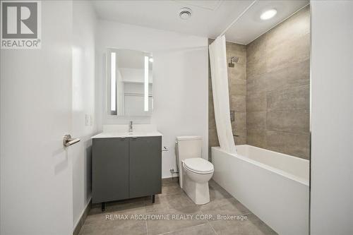 610 - 500 Dupont Street, Toronto, ON - Indoor Photo Showing Bathroom