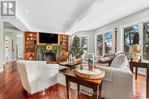 121 Bass Lane, South Frontenac, ON - Indoor Photo Showing Living Room