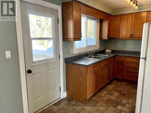 400 Robert Street, Shelburne, ON - Indoor Photo Showing Kitchen With Double Sink