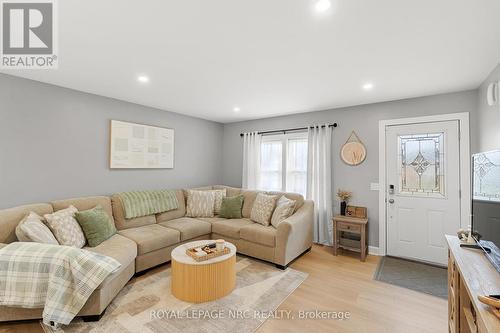 151 Catherine Street, Fort Erie (332 - Central), ON - Indoor Photo Showing Living Room