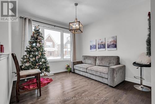 154 Aubrais Crescent, Ottawa, ON - Indoor Photo Showing Living Room