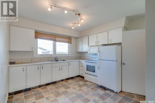 455 Froom Crescent, Regina, SK - Indoor Photo Showing Kitchen