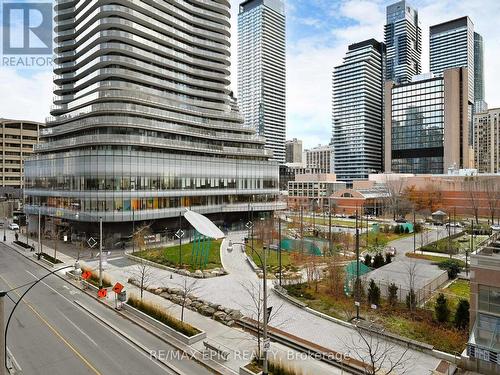 409 - 955 Bay Street, Toronto, ON - Outdoor With Facade