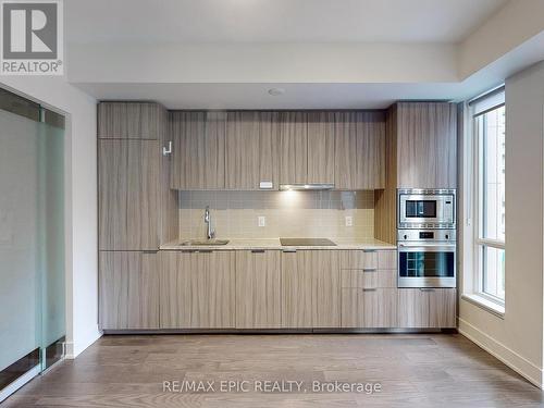 409 - 955 Bay Street, Toronto, ON - Indoor Photo Showing Kitchen