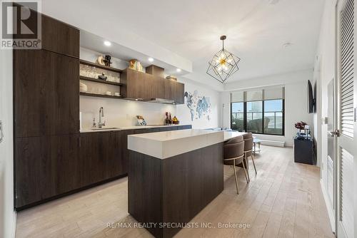 609 - 12 Bonnycastle Street, Toronto, ON - Indoor Photo Showing Kitchen