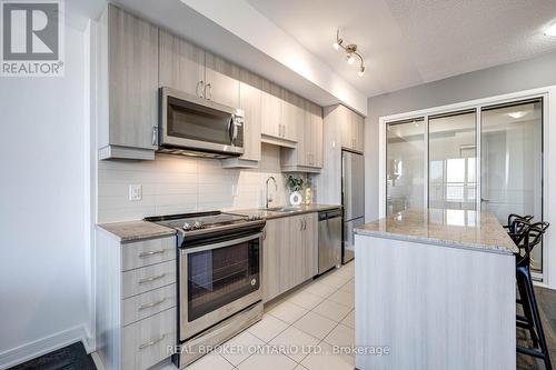 213 - 9201 Yonge Street, Richmond Hill, ON - Indoor Photo Showing Kitchen With Upgraded Kitchen