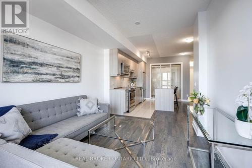 213 - 9201 Yonge Street, Richmond Hill, ON - Indoor Photo Showing Living Room