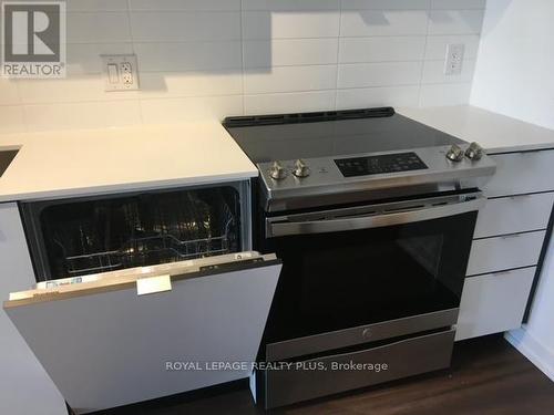 1007 - 4065 Confederation Parkway, Mississauga, ON - Indoor Photo Showing Kitchen