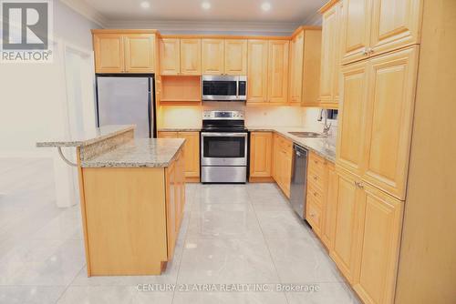 1093 Lamplight Way, Mississauga, ON - Indoor Photo Showing Kitchen