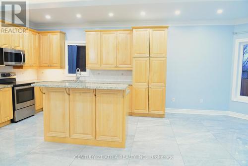 1093 Lamplight Way, Mississauga, ON - Indoor Photo Showing Kitchen