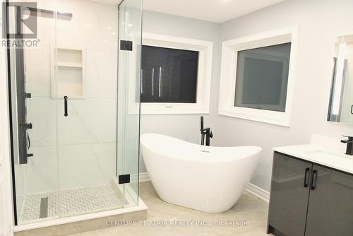 1093 Lamplight Way, Mississauga, ON - Indoor Photo Showing Bathroom