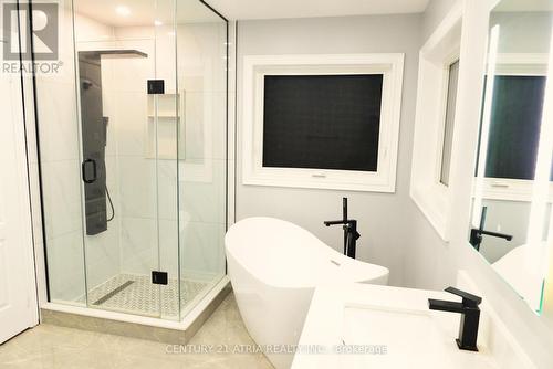 1093 Lamplight Way, Mississauga, ON - Indoor Photo Showing Bathroom