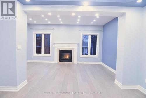 1093 Lamplight Way, Mississauga, ON - Indoor With Fireplace