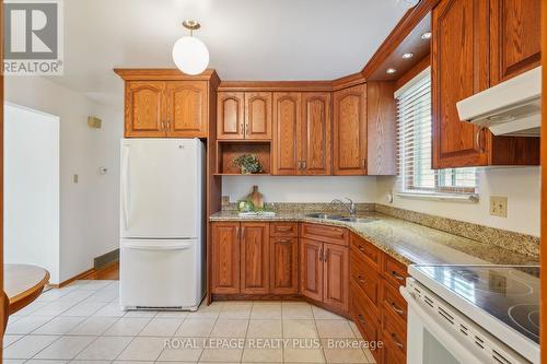 40 Forest Hill Crescent, Hamilton, ON - Indoor Photo Showing Kitchen With Double Sink