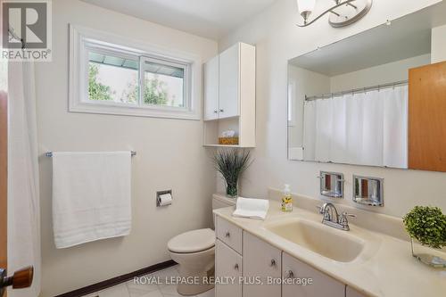 40 Forest Hill Crescent, Hamilton, ON - Indoor Photo Showing Bathroom