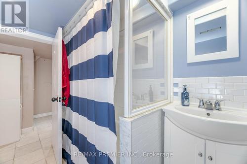 78 Bond Street, Cambridge, ON - Indoor Photo Showing Bathroom