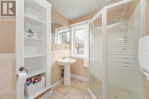 78 Bond Street, Cambridge, ON - Indoor Photo Showing Bathroom