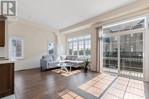 39 New Yorkton Avenue, Markham, ON - Indoor Photo Showing Living Room