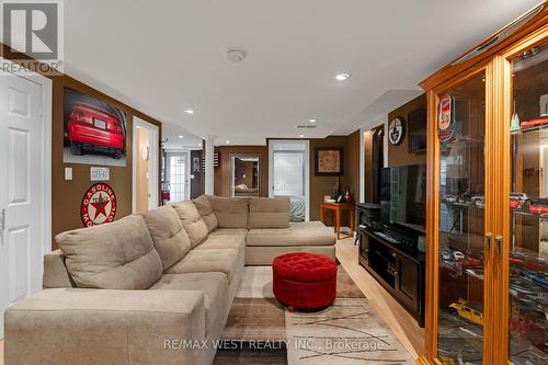 27 Coolspring Crescent, Caledon, ON - Indoor Photo Showing Living Room