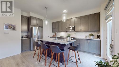 120 Huguenot Road, Oakville, ON - Indoor Photo Showing Kitchen With Upgraded Kitchen