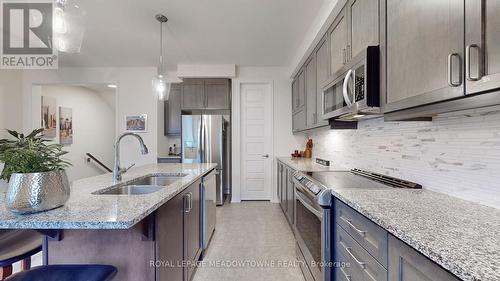 120 Huguenot Road, Oakville, ON - Indoor Photo Showing Kitchen With Double Sink With Upgraded Kitchen