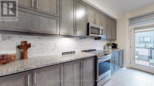 120 Huguenot Road, Oakville, ON - Indoor Photo Showing Kitchen With Upgraded Kitchen