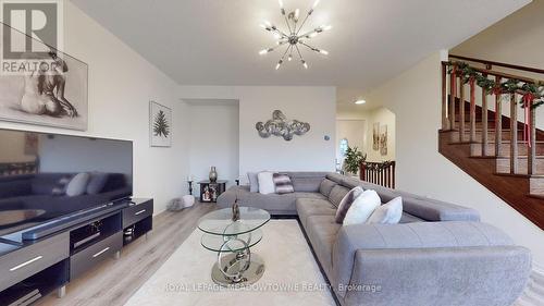 120 Huguenot Road, Oakville, ON - Indoor Photo Showing Living Room