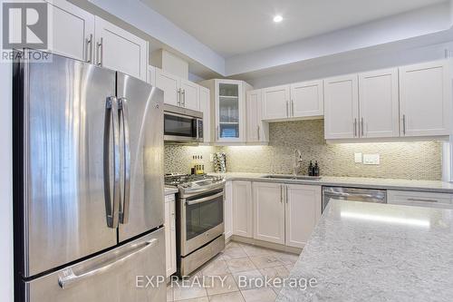 67 Padua Crescent, Hamilton, ON - Indoor Photo Showing Kitchen With Upgraded Kitchen