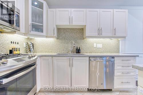 67 Padua Crescent, Hamilton, ON - Indoor Photo Showing Kitchen With Upgraded Kitchen