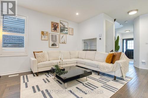 67 Padua Crescent, Hamilton, ON - Indoor Photo Showing Living Room