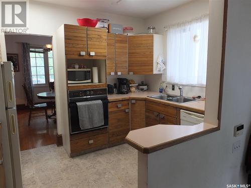 2856 Albert Street, Regina, SK - Indoor Photo Showing Kitchen With Double Sink