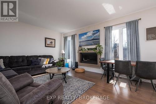 217 Clipper Court, Kingston (Kingston East (Incl Barret Crt)), ON - Indoor Photo Showing Living Room With Fireplace