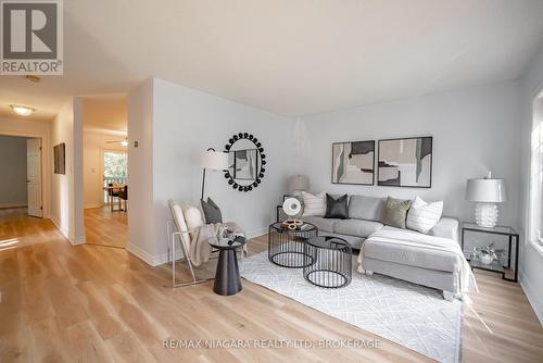 122 Welland Road, Pelham (662 - Fonthill), ON - Indoor Photo Showing Living Room