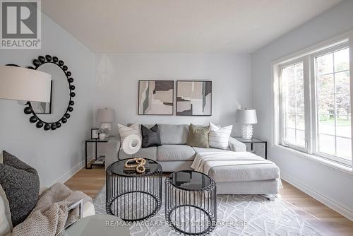 122 Welland Road, Pelham (662 - Fonthill), ON - Indoor Photo Showing Living Room