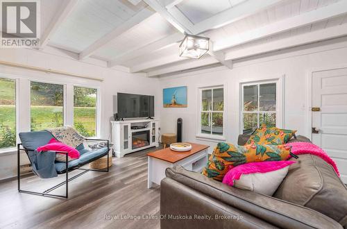 1066 Ferguson Road, Armour, ON - Indoor Photo Showing Living Room