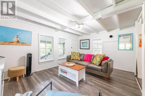 1066 Ferguson Road, Armour, ON - Indoor Photo Showing Living Room