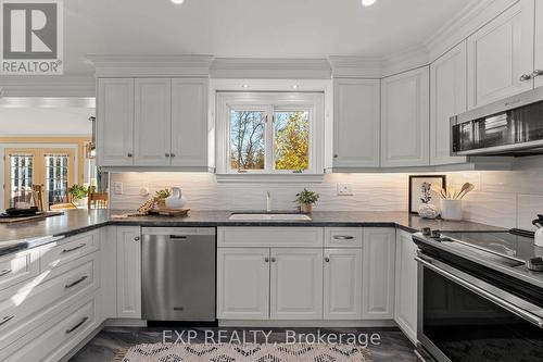 29 May Avenue, East Gwillimbury, ON - Indoor Photo Showing Kitchen With Upgraded Kitchen