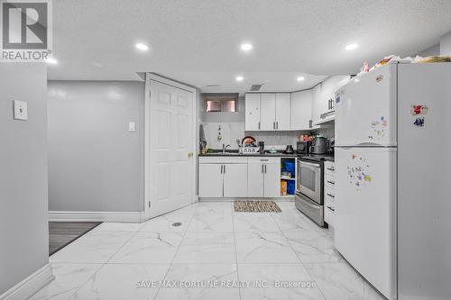 29 Binder Twine Trail, Brampton, ON - Indoor Photo Showing Kitchen